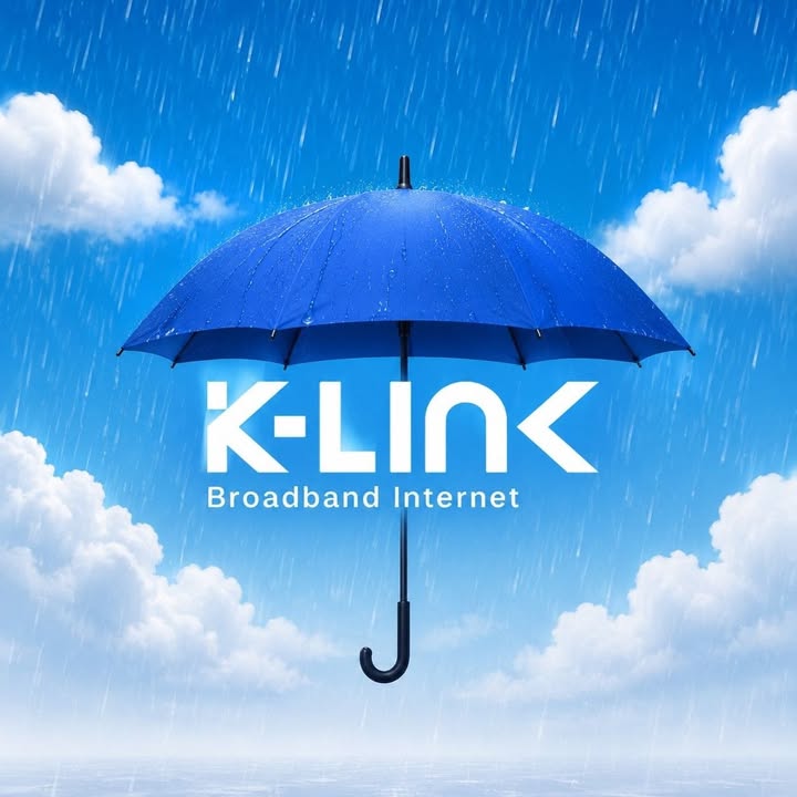 မိုးရေထဲတွင် အပြာရောင်ထီးအောက်ရှိ K-LINK Broadband Internet လိုဂို